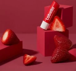 Labello Lippenbalsem Fruity Shine Strawberry Blister (5.5ml) 7 Labello Lippenbalsem Fruity Shine Strawberry Blister (5.5ml) -Mode-Cosmetica Winkel 1200x1128 1