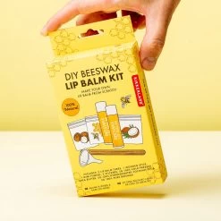 Kikkerland DIY Bijenwas Lip Balsem Kit - Maak Je Eigen Lippenbalsem - 100% Natuurlijk - Voor Twee Balsem Sticks 10 Kikkerland DIY Bijenwas Lip Balsem Kit - Maak Je Eigen Lippenbalsem - 100% Natuurlijk - Voor Twee Balsem Sticks -Mode-Cosmetica Winkel 1200x1200 758