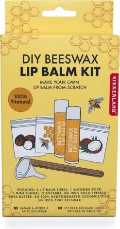 Kikkerland DIY Bijenwas Lip Balsem Kit - Maak Je Eigen Lippenbalsem - 100% Natuurlijk - Voor Twee Balsem Sticks 9 Kikkerland DIY Bijenwas Lip Balsem Kit - Maak Je Eigen Lippenbalsem - 100% Natuurlijk - Voor Twee Balsem Sticks -Mode-Cosmetica Winkel 629x1200