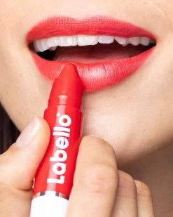 Labello Crayon Lipstick Poppy Red -Mode-Cosmetica Winkel 960x1200 16