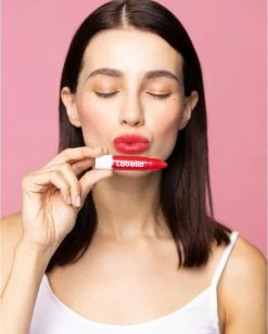 Labello Crayon Lipstick Poppy Red -Mode-Cosmetica Winkel 962x1200 3