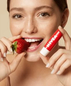 Nivea - Labello Strawberry Shine Lippenbalsem - 5,5 Ml Stick - Lipbalsem - Lipbalm - Lipverzorging - Verrijkt Met Shea Boter En Bio Jojoba Olie 11 Nivea - Labello Strawberry Shine Lippenbalsem - 5,5 Ml Stick - Lipbalsem - Lipbalm - Lipverzorging - Verrijkt Met Shea Boter En Bio Jojoba Olie -Mode-Cosmetica Winkel 990x1200 2